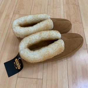 🎄🐑 Fleecy Mocs!. Unisex; guys 6.5, gals 8 NWT!